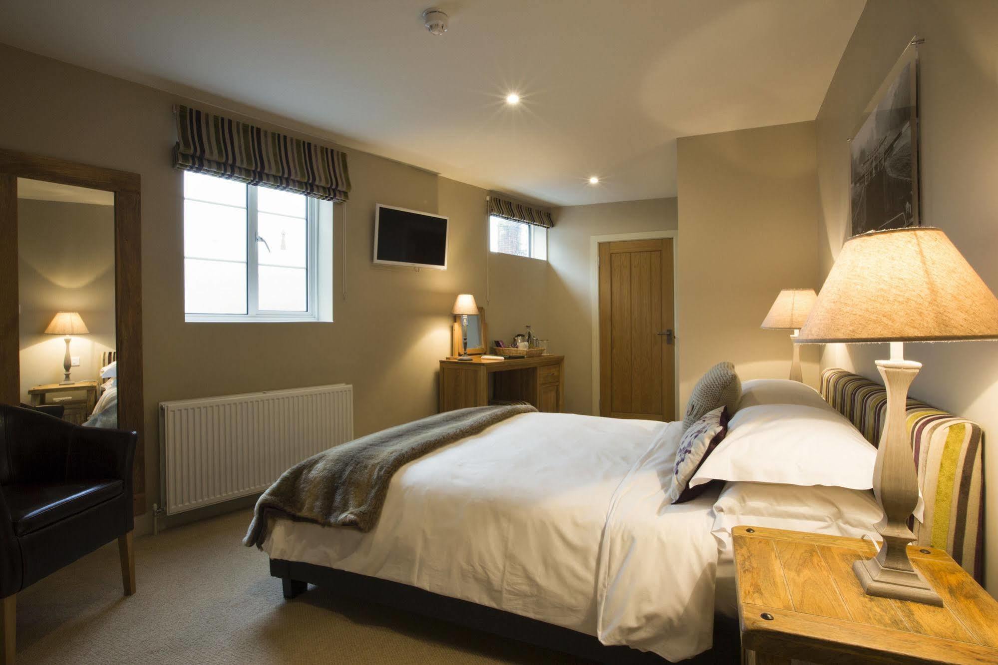 The Peppermill Town House Hotel & Restaurant Devizes Exteriör bild